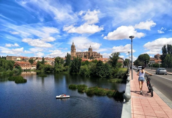El Ayuntamiento prevé cortar esta tarde el tráfico en el Puente Enrique Estevan por el espectáculo la ‘Flota IdóneA. El piano flotante’ 