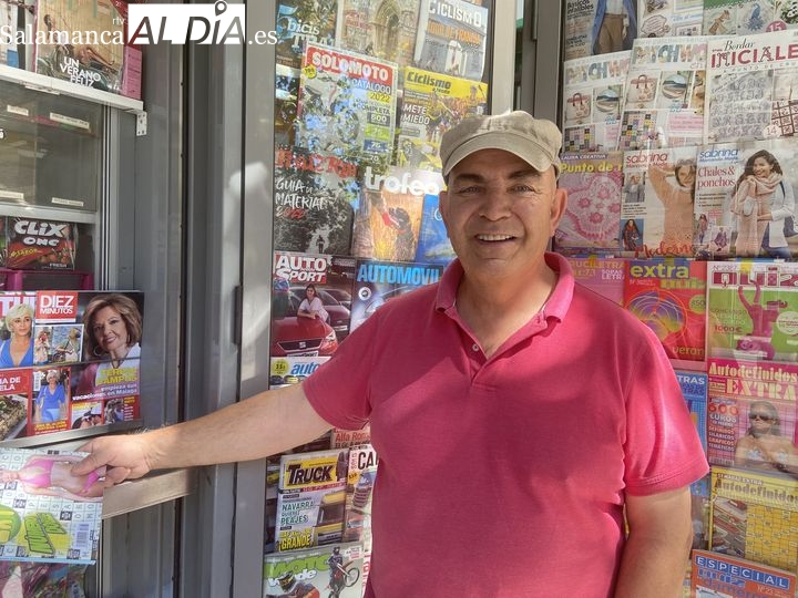 Andrés, 36 años como quiosquero en Salamanca: Los clientes ya son amigos, vienen para todo