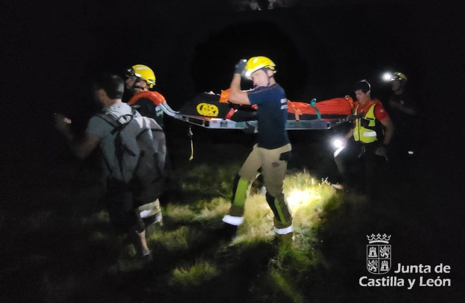 El vídeo del rescate nocturno de un escalador tras su caída de tres metros en Béjar