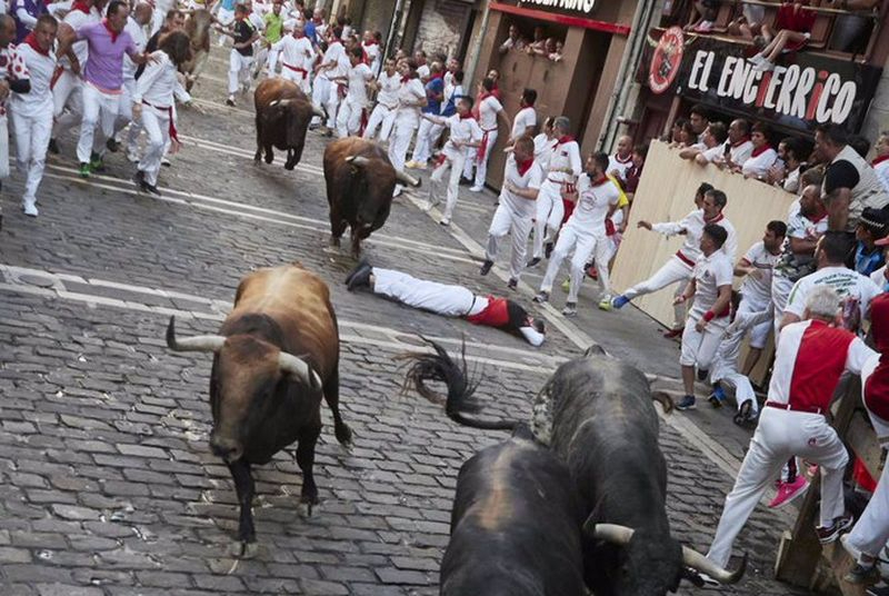 Aquí tienes el VÍDEO del quinto encierro de San Fermín que deja tres corneados