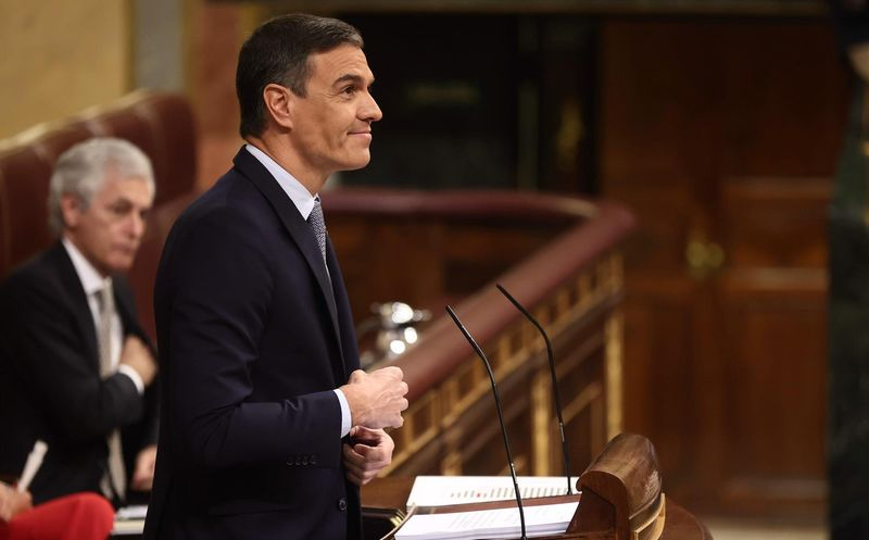 Sánchez anuncia trenes gratuitos e impuestos temporales a empresas energéticas y entidades financieras