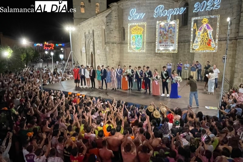Colorida y multitudinaria bienvenida a las retomadas fiestas de San Roque en Macotera
