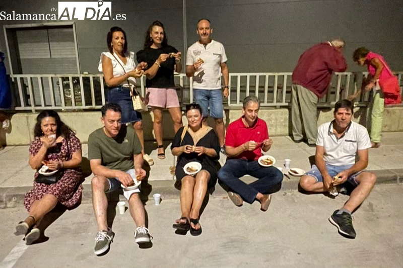 La parrillada de fiestas entrega más de 1.500 platos en favor de los refugiados ucranianos en la comarca