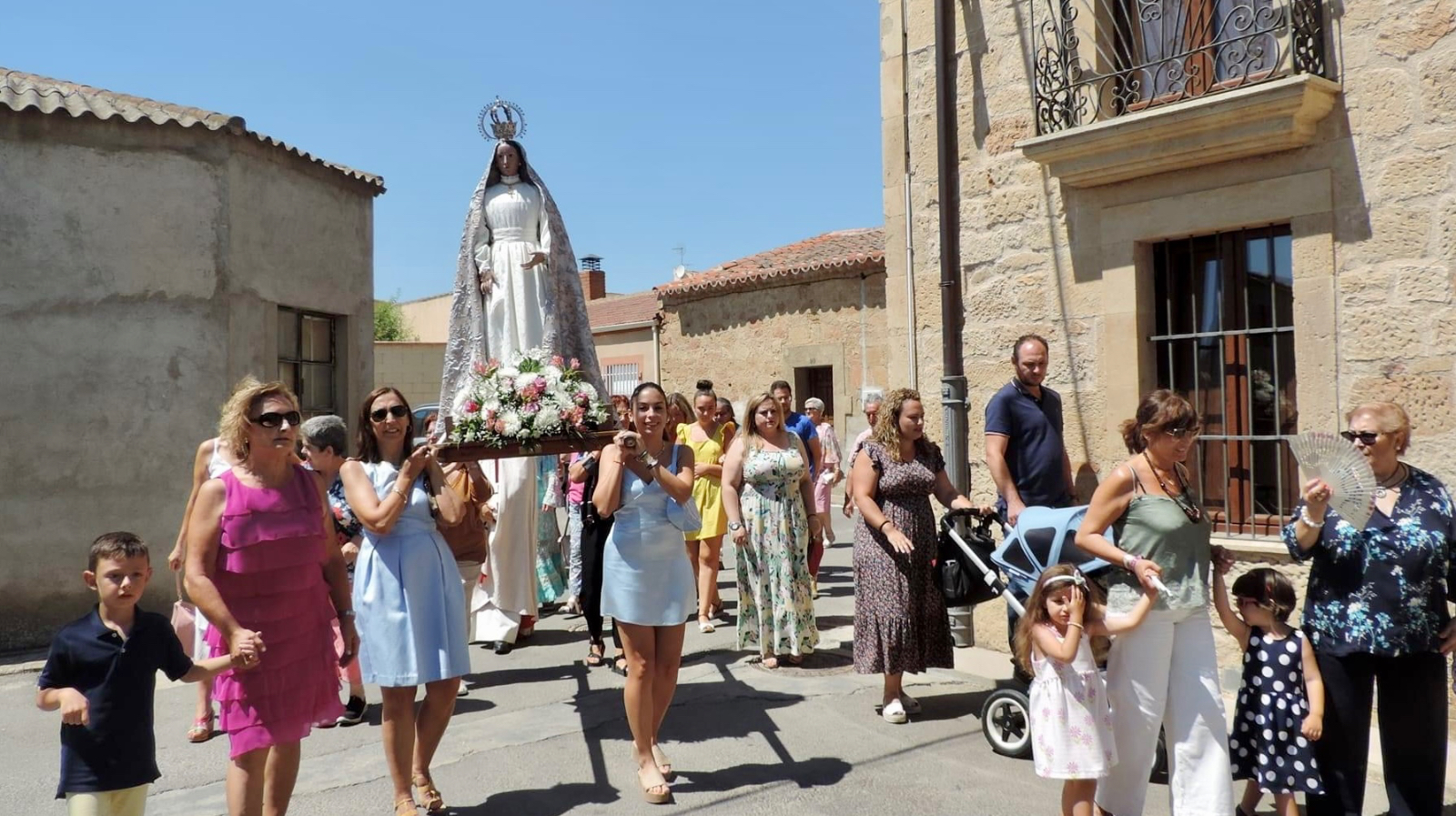 Aldearrubia honra en las calles a la Virgen de la Asunción