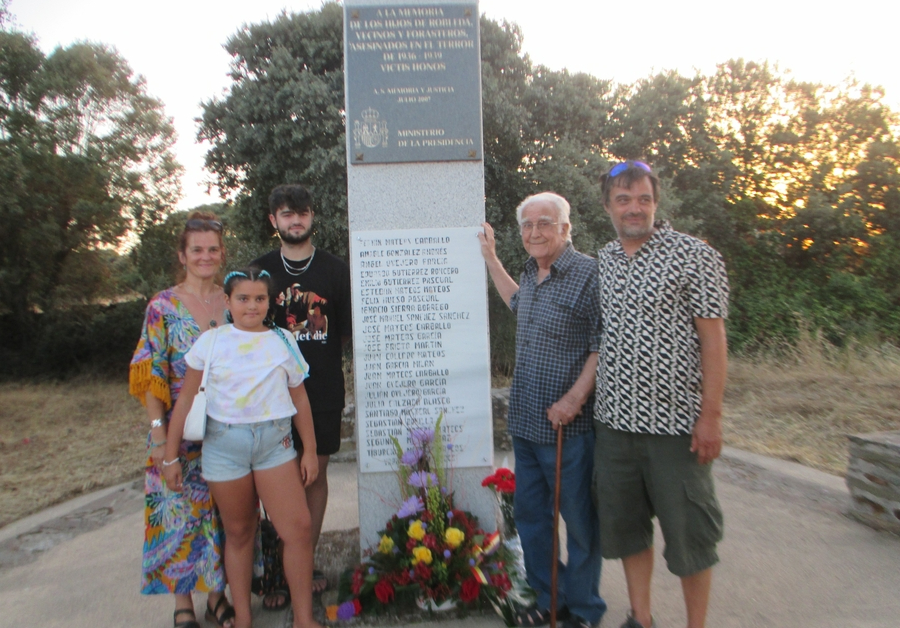 Medio centenar de personas recuerda a los asesinados en Robleda por la represión franquista