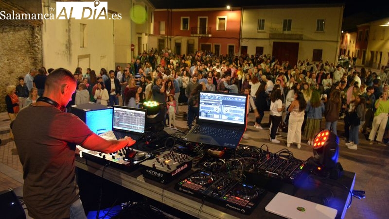 Lumbrales viaja por la música de la mano de los DJs locales