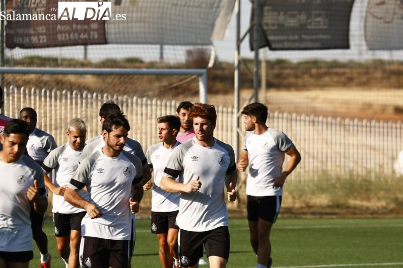 Peli se viste de gala y luce los colores del Salamanca UDS en su primer entrenamiento