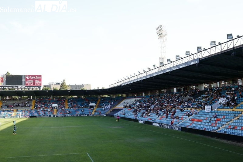 El Helmántico vuelve a respirar fútbol de la mano del Salamanca UDS y su afición