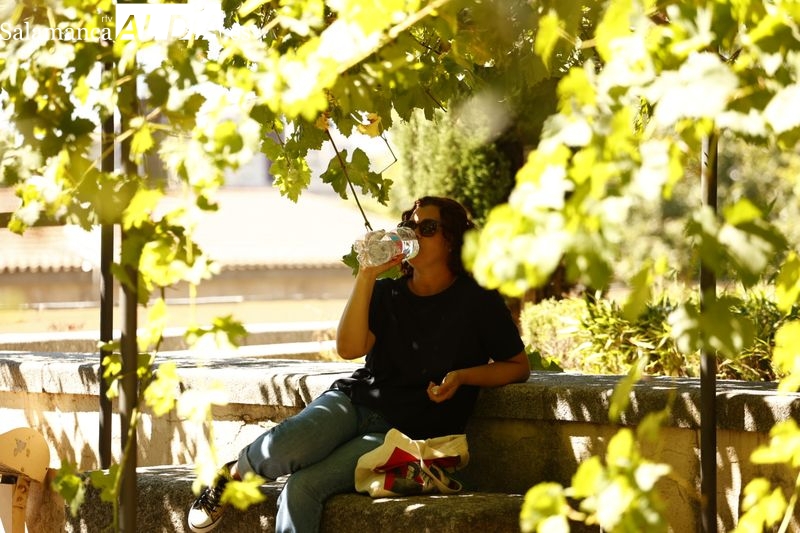 Agua, gorras y sombra, así combaten el calor los salmantinos