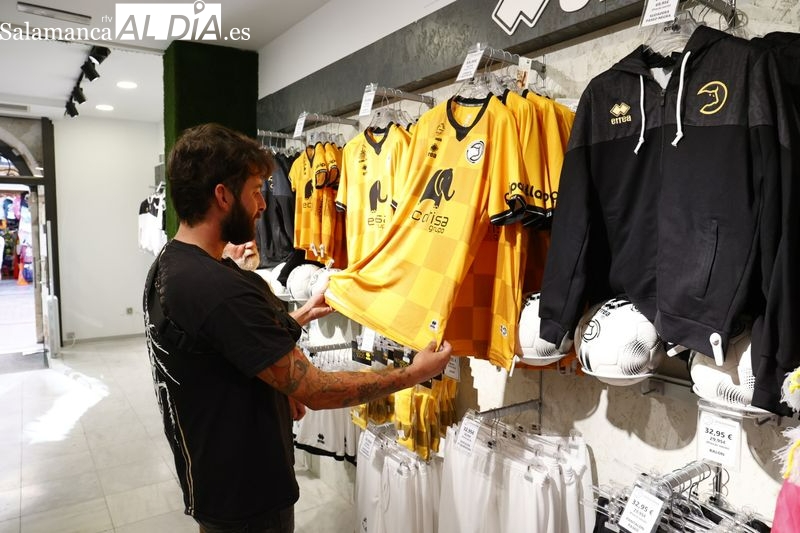 Las nuevas equipaciones de Unionistas ya están a la venta en la tienda de la Rúa... ¡y con novedades!