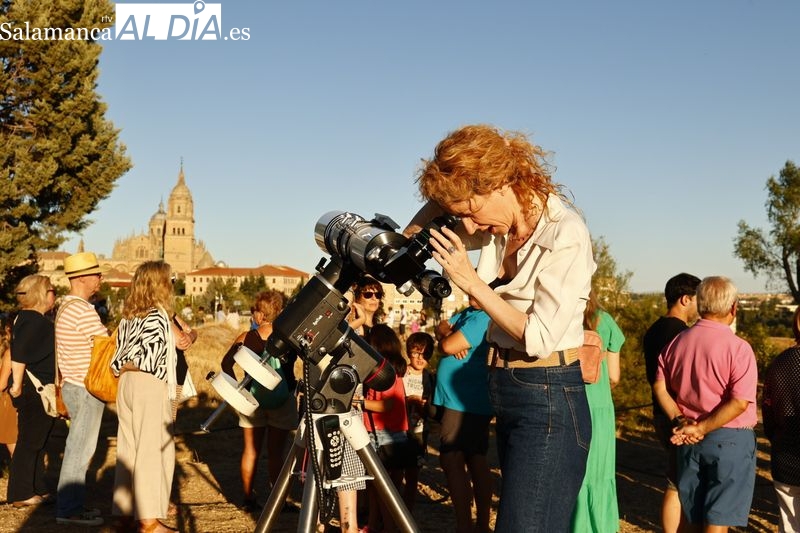 Colas y emoción para observar el Cielo de Salamanca como hace cinco siglos