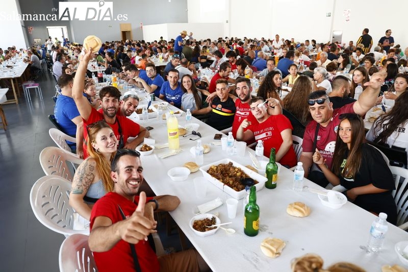 Los vecinos de Villares de la Reina comparten una rica caldereta 