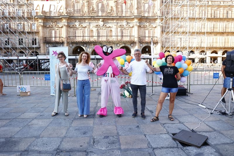 Suelta de globos y reparto de claveles para visibilizar el Síndrome de Turner 