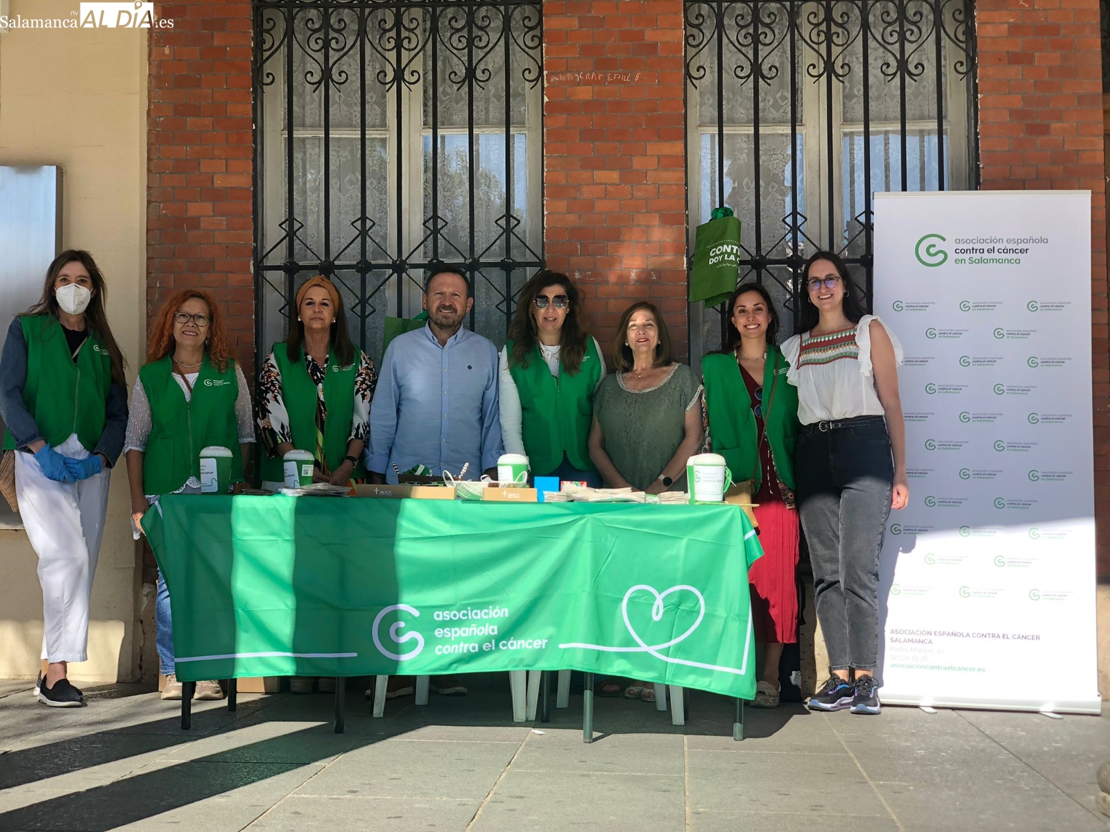 LA AECC lleva a cabo una campaña de calle en el mercado semanal