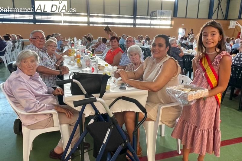 Los mayores son protagonistas de una intensa tarde festiva este domingo de ferias