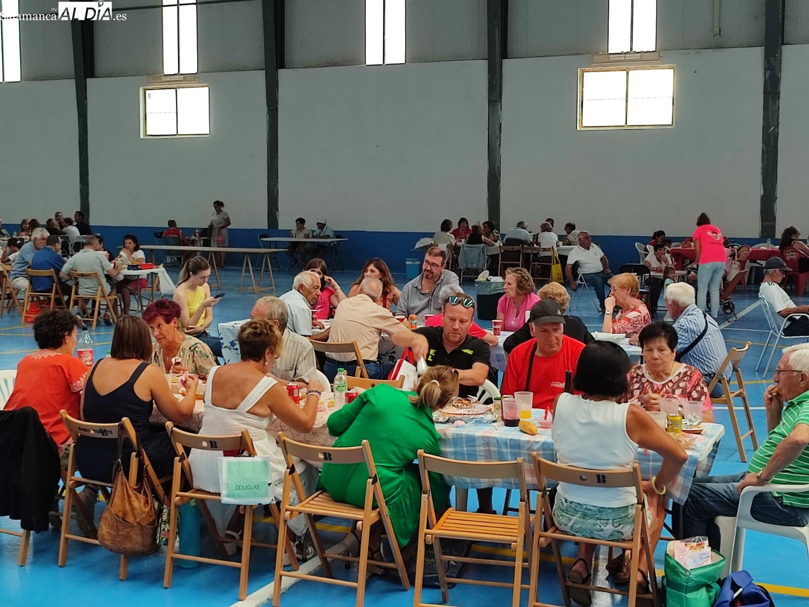 Babilafuente despide sus fiestas con mesa y mantel, organizando una multitudinaria paella