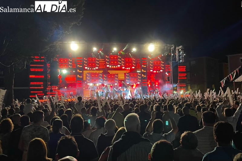 Más de 4.000 personas acompañan a la Orquesta Panorama en su gran fiesta en el parque La Huerta