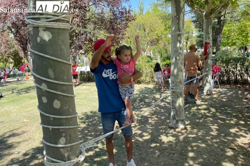 Decenas de niños y familias participan en la multiactividad infantil organizada por los clubes y asociaciones locales