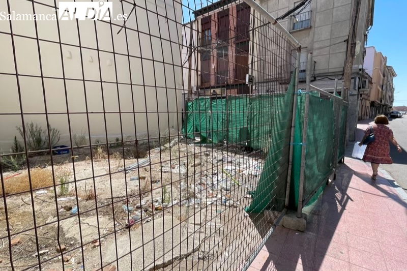 Indignación ante el vertedero del solar en la calle Bodegones: No dejan de salir bichos y la situación es insostenible