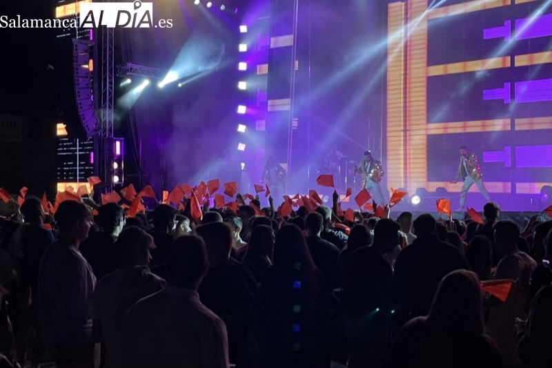 La Orquesta Olympus pone a bailar al parque La Huerta en el arranque oficial de las pre-fiestas en Peñaranda