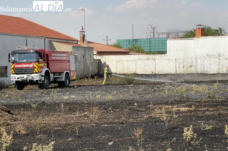 Sofocado un incendio declarado en una parcela del poligono, mientras se investiga su origen 