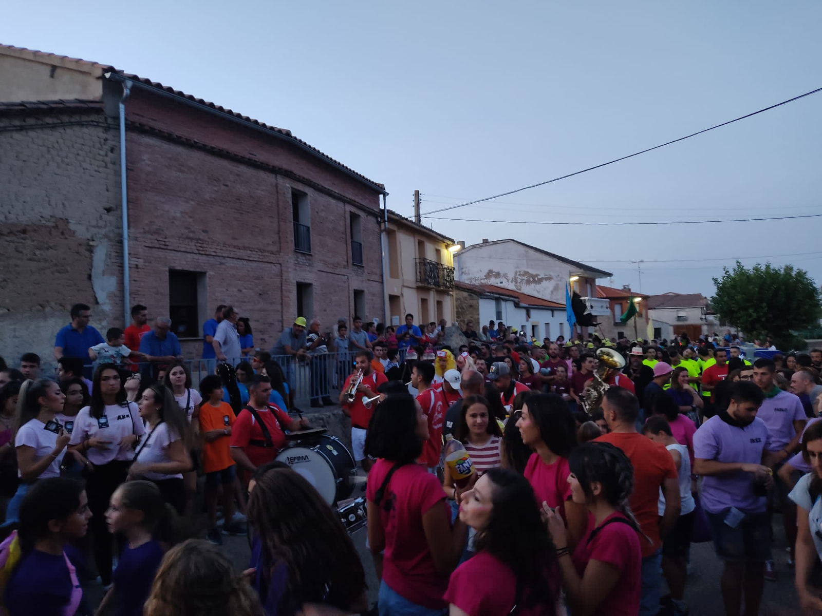 Explosión de color y alegría para dar la bienvenida a las fiestas en el Pedroso de la Armuña