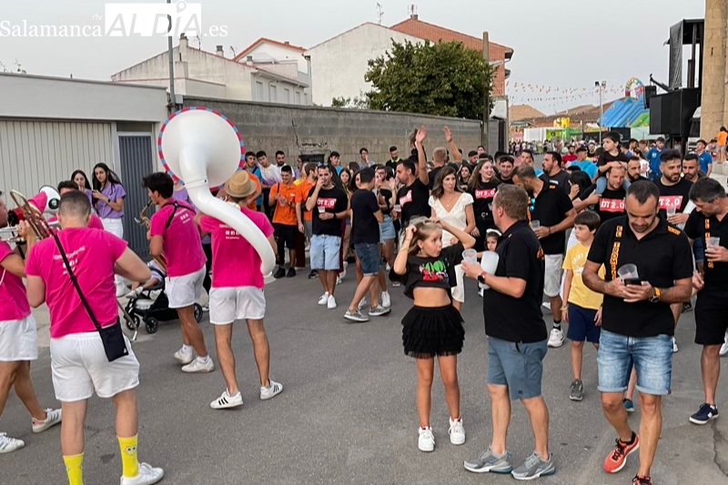 Babilafuente se llena de color y bailes en el comienzo de sus fiestas patronales