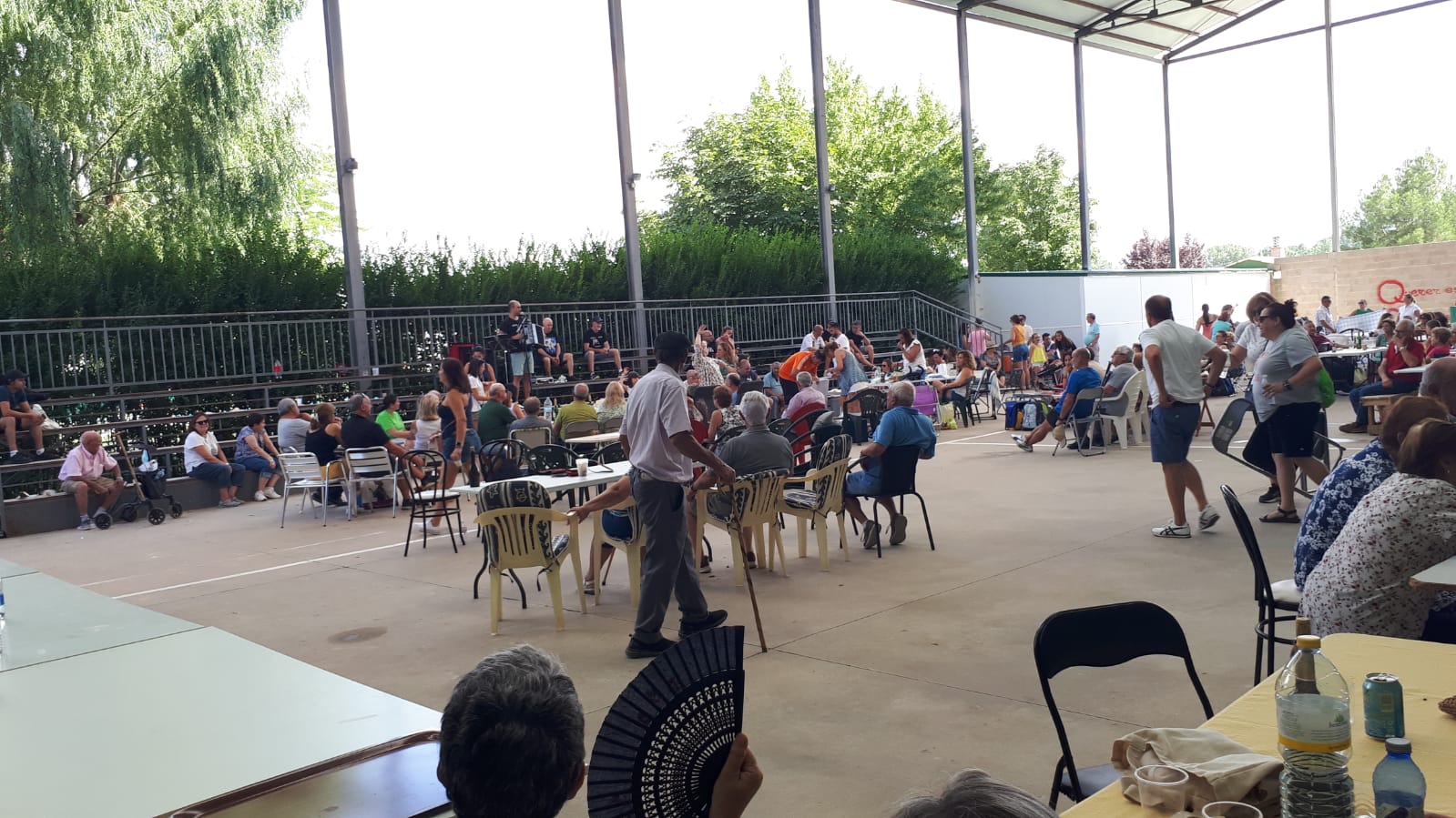 El Pedroso de la Armuña se echa a las calles para vivir la animada paella y los espectáculos