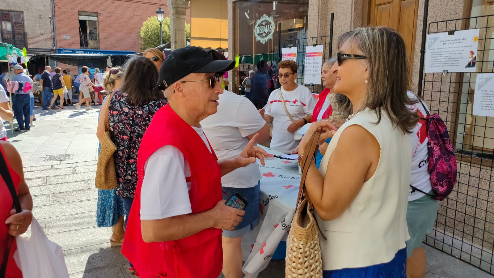 Cruz Roja organiza un punto informativo para prevenir riesgos ante las olas de calor