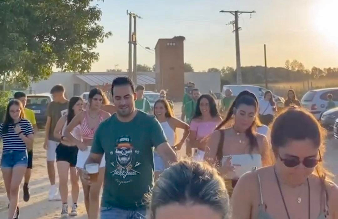 Música, bailes y color peñista para dar la bienvenida a las fiestas en Encinas de Abajo