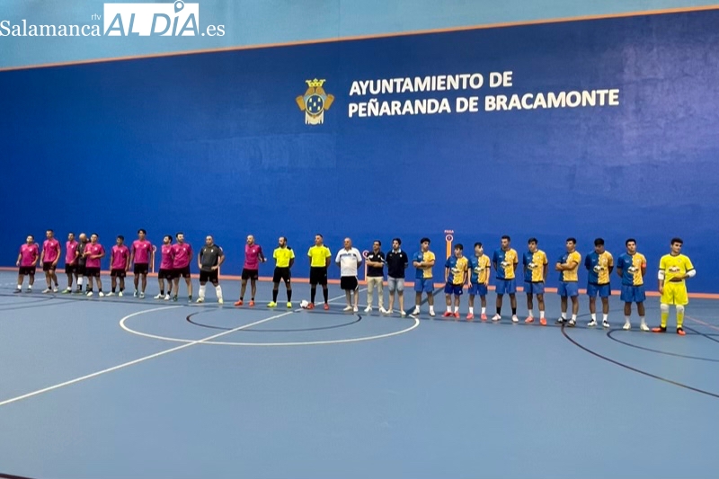 Expectación y gradas llenas para vivir el partido de reinaguración del pabellón y el 40 aniversario de las 32 horas de fútbol sala