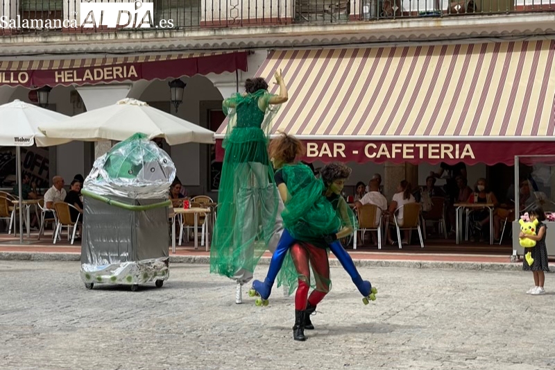 El estreno del Pasacalles teatralizado de la compañía ‘Margaritas Yellow’ pone diversión y ritmo al domingo de ferias