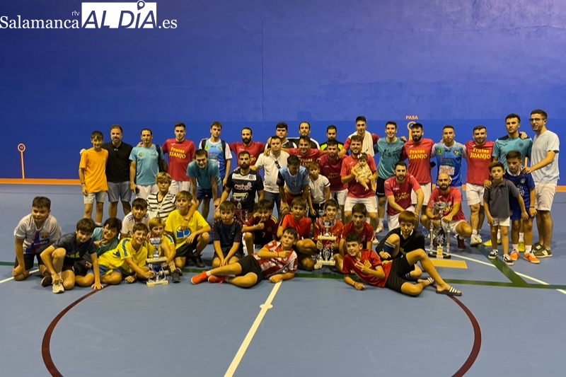 Las 32 horas de Fútbol Sala finalizan como masivas en público y coronando a Confecciones Manuel Holgado y Sinergias FC como campeones