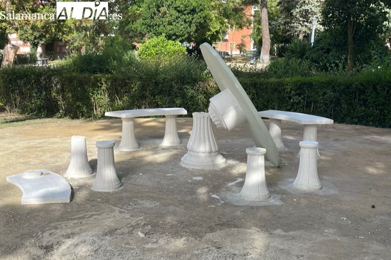 Aparece destrozado el nuevo espacio de conversación instalado en el parque Los Jardines