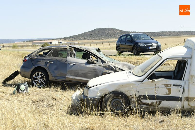 Un turismo impacta en la carretera de Cáceres contra una furgoneta que estaba haciendo un giro
