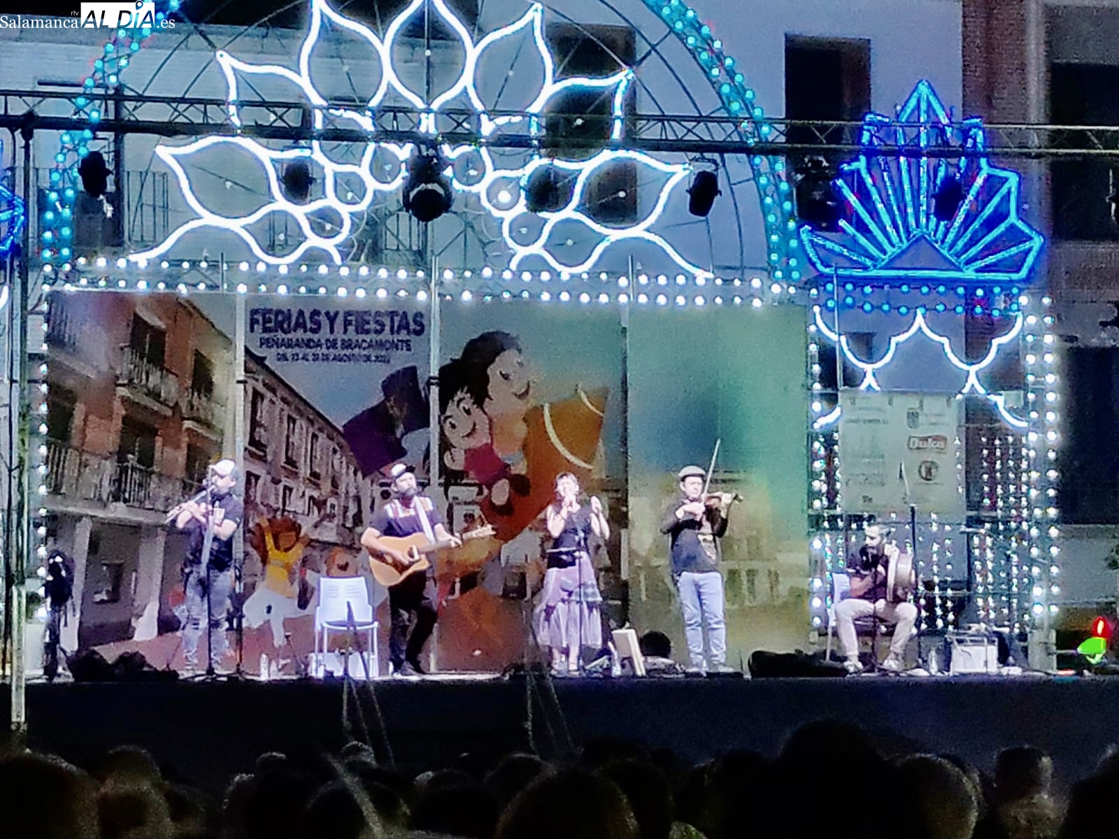 Folck On Crest llena de público y ritmos la Plaza de la Constitución 