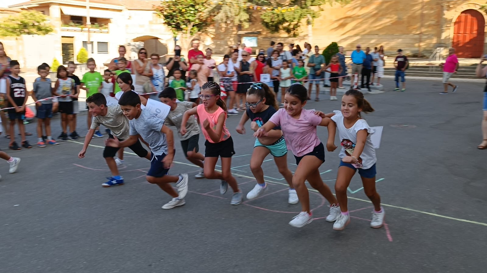 Decenas de pequeños participan en la carrera infantil de Babilafuente