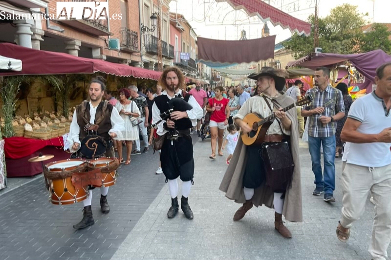 La plaza de España, llena de vecinos y visitantes para disfrutar con el Mercado Barroco 