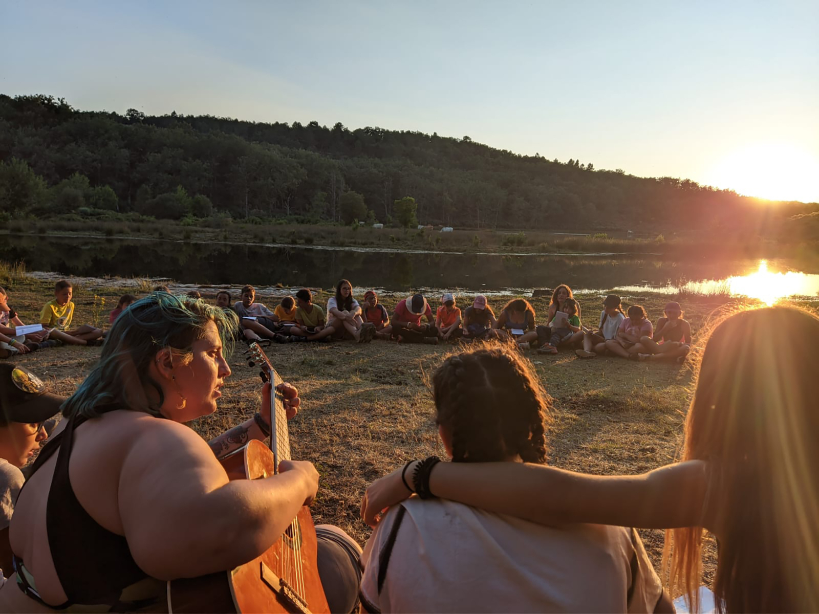 Los jóvenes que salen de la niñez para regalársela a otros