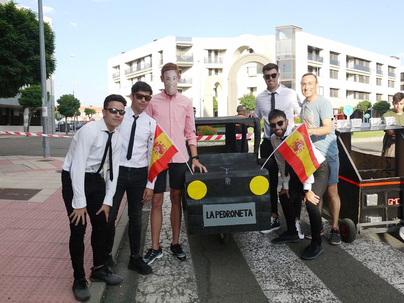 Creatividad y buen humor en la carrera de Autos Locos