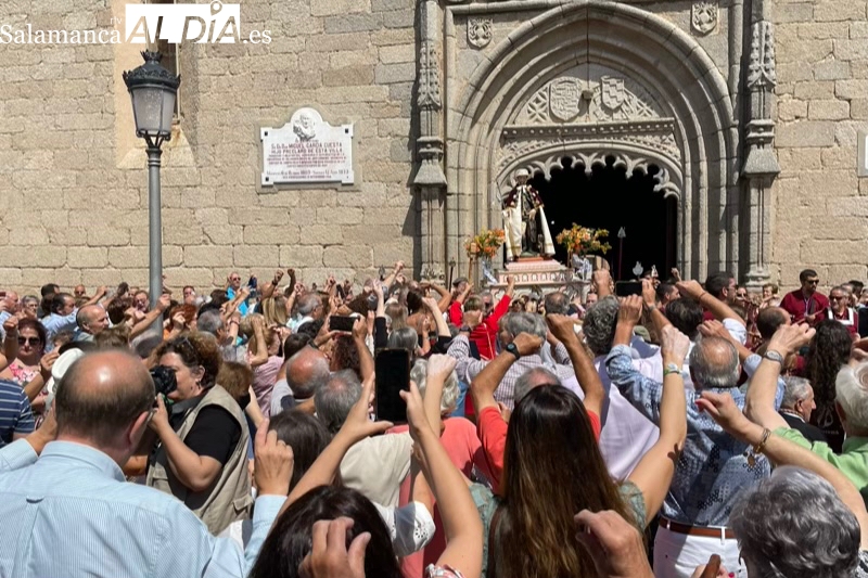 Multitudinario y emotivo recibimiento a San Roque en las calles de Macotera