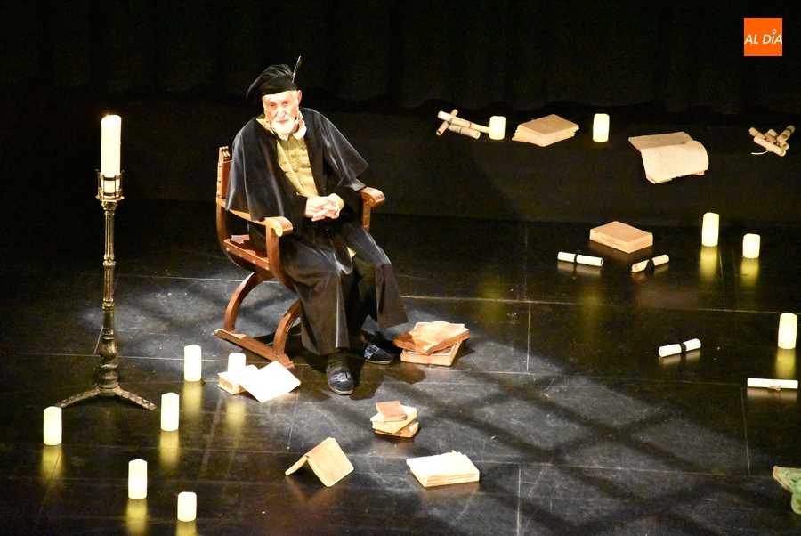 Exhibición de Denis Rafter a sus 80 años sobre las tablas del Teatro Nuevo para ‘presubir’ el telón