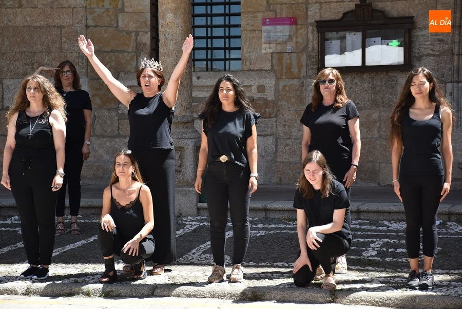 Presentado con performance incluida el llamativo folleto turístico ‘Juego de Escudos’