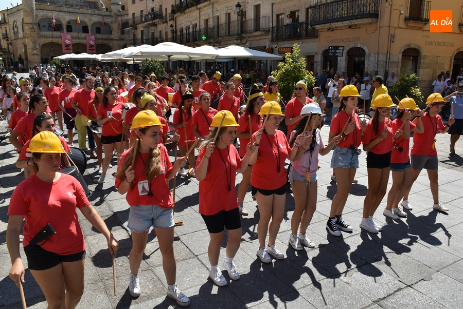 Los jóvenes del Divierteatro llevan a cabo una sesión especial de su pasacalles