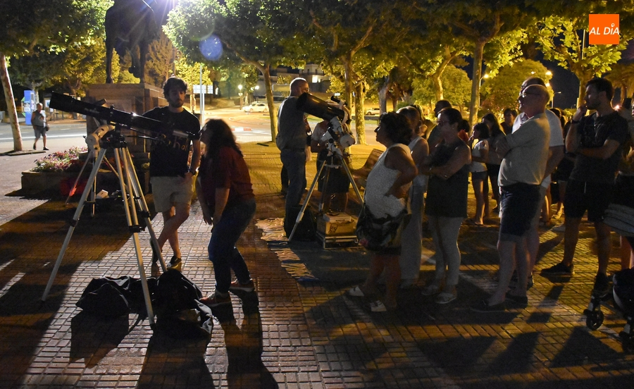 Mirobrigenses y forasteros se acercan a los cráteres de la Luna y los anillos de Saturno