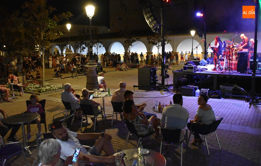 Masiva asistencia de público a la velada rockera de Back to the Covers