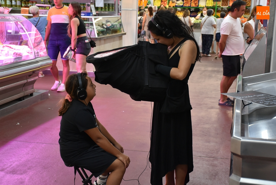 PlastiKonírica provoca las primeras sensaciones teatrales en el Mercado de Abastos
