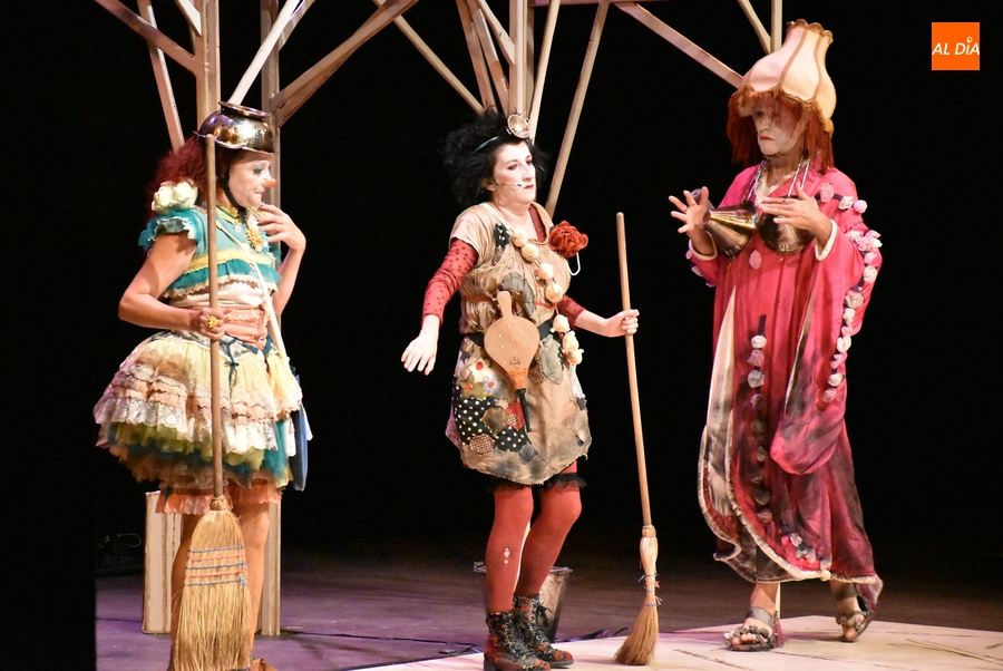 Los Sitios vuelve a ser un mes después lugar de estancia de refugiados en el cierre con risas del miércoles