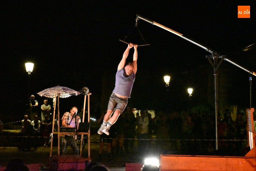 Un tractor agrícola da pie en Bolonia a un montaje repleto de riesgo físico