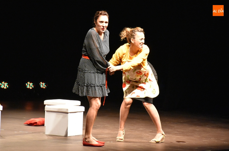 Las Raras se sobreponen a los problemas técnicos por la lluvia para hacer reír a carcajada limpia